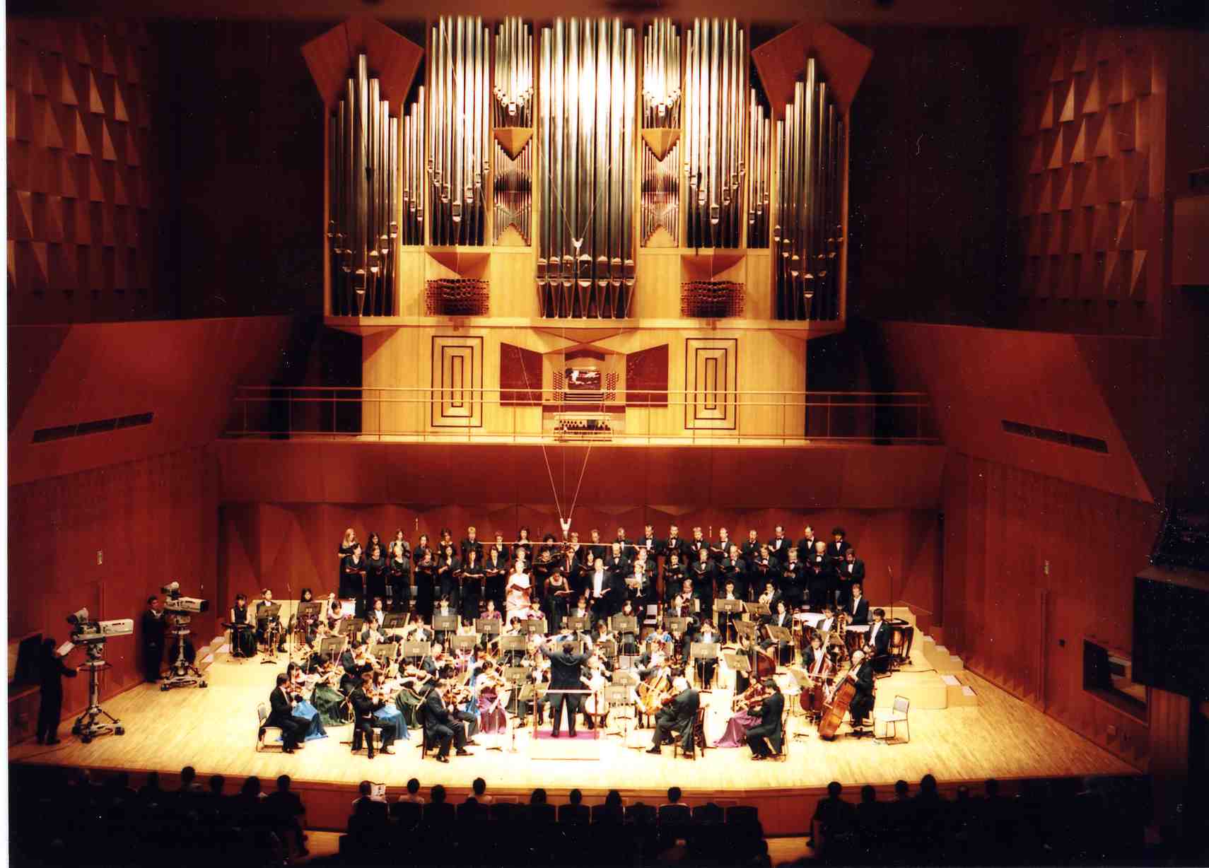 岩城宏之の指揮による「第九」。この公演を以て石川県立音楽堂がスタートした