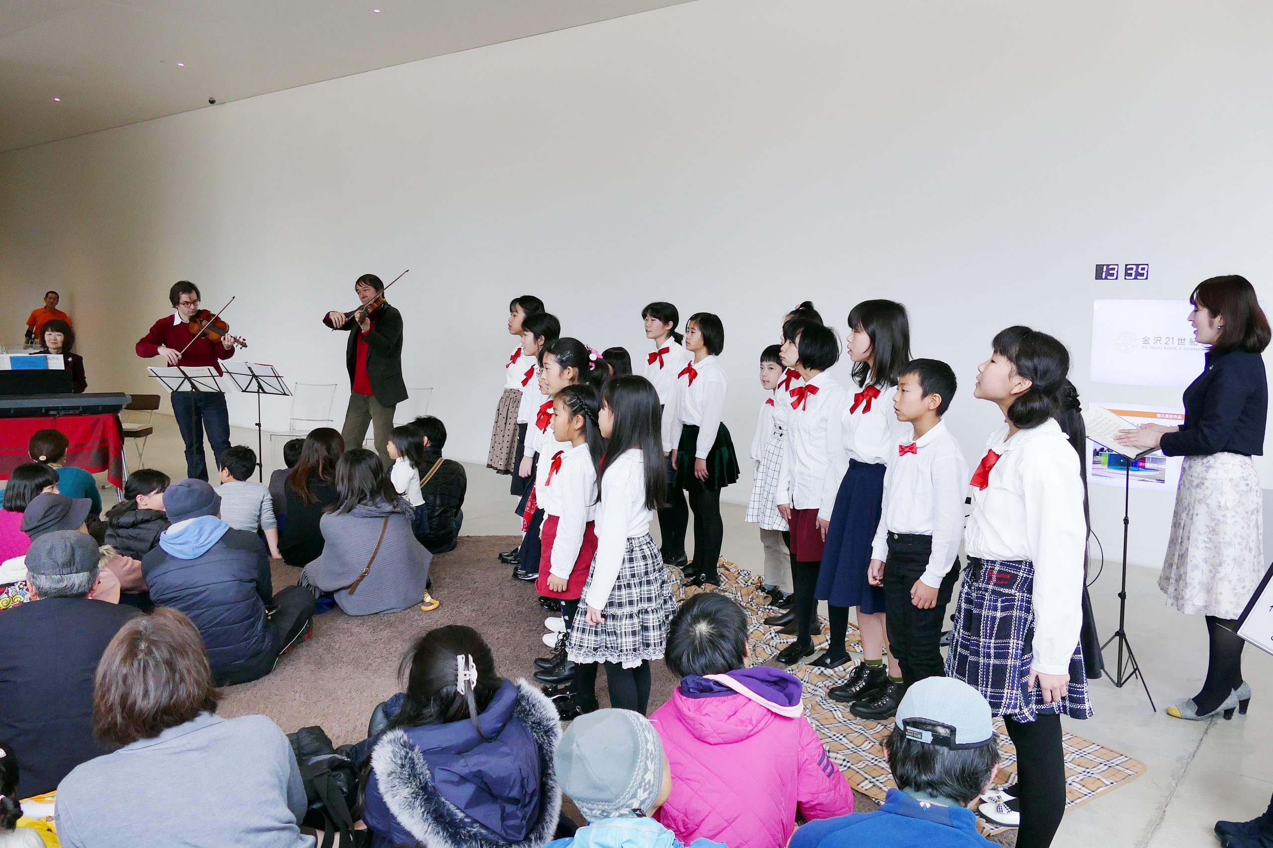 金沢21世紀美術館でOEKメンバーとエンジェルコーラス（2016年12月23日）