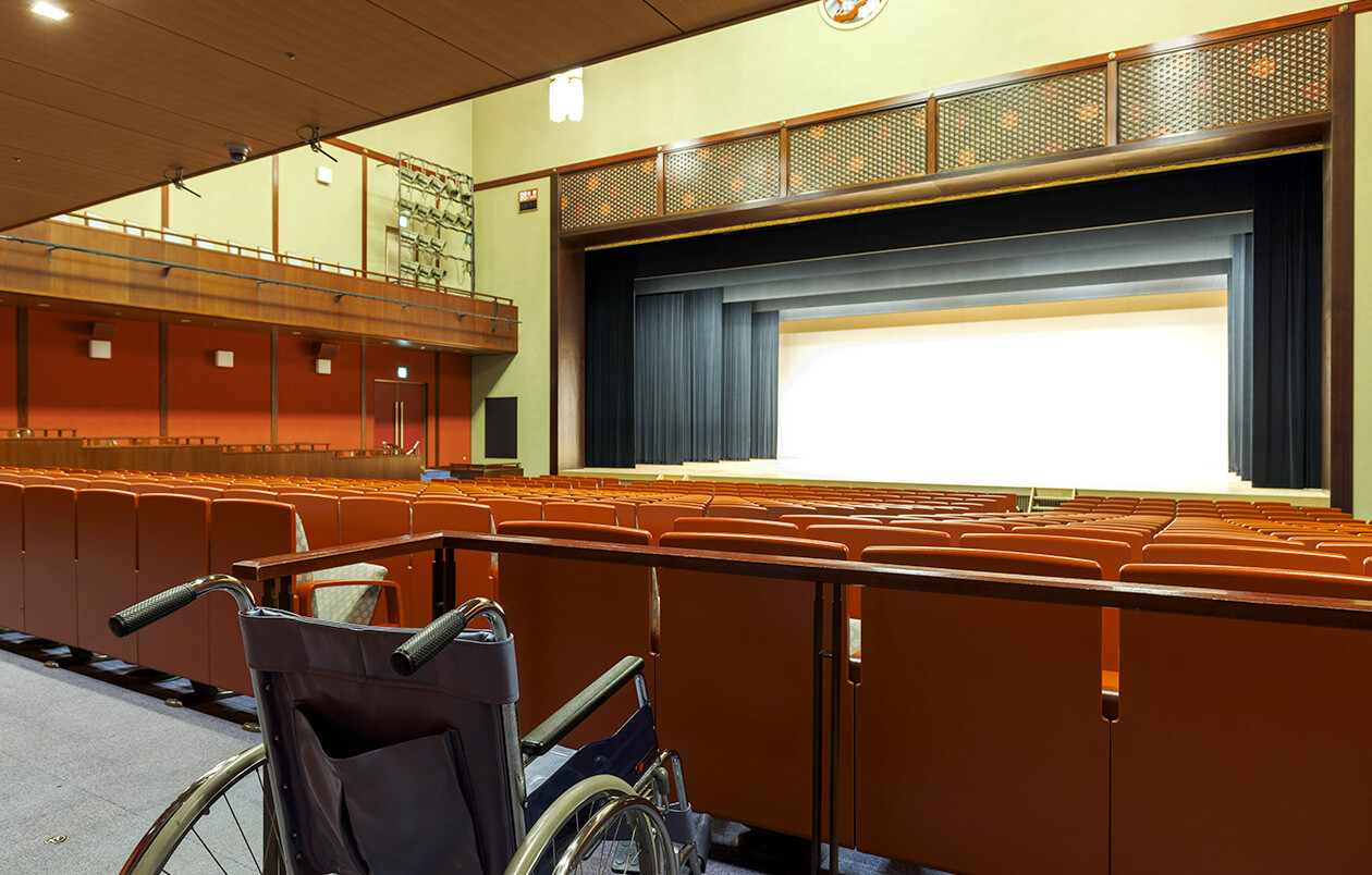 車椅子席から見たステージの様子（写真：邦楽ホール）